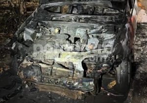 Carro abandonado pega fogo e mobiliza Corpo de Bombeiros em Sete Lagoas