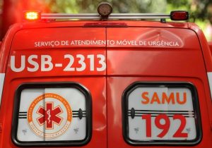 Carro desce rua íngreme sem freio de mão acionado e