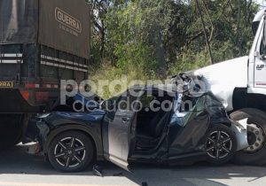 Carro é prensado entre duas carretas em grave acidente na MG-424, em Matozinhos