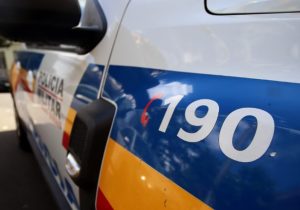Carro furtado é localizado abandonado no bairro Canaã, em Sete Lagoas
