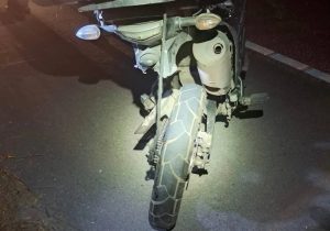 Casal fica ferido em acidente envolvendo moto e dois carros na MG-424