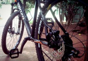 Ciclista se distrai com celular e causa acidente no Centro de Pedro Leopoldo