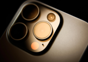 Cliente distrai vendedor e furta iPhones e Apple Watch de loja em Sete Lagoas