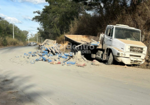 Colisão frontal entre caminhão e caminhonete deixa motorista ferido na
