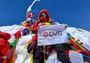 DVG Grupo celebra 10 anos com legado no montanhismo e bandeira no Everest