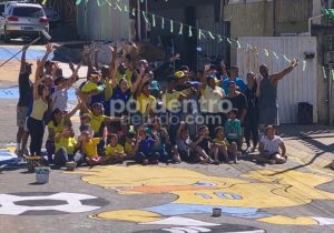 Decoração de rua para a Copa emociona moradores e promove reencontro de gerações em Pedro Leopoldo