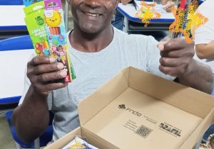 Entrega de kits escolares para alunos da EJA reforça incentivo à educação em Pedro Leopoldo