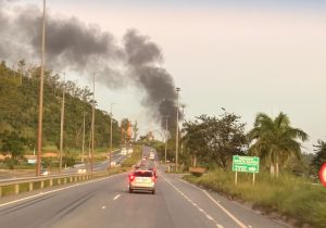 Explosão assusta moradores e incêndio em fábrica de cimento mobiliza bombeiros em Pedro Leopoldo