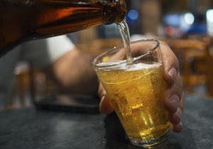 Homem consome bebidas e tenta sair sem pagar em comércio de Sete Lagoas
