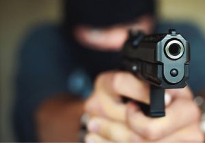 Homem é preso após ameaçar vítima com chave de ferramenta durante roubo em loja de Sete Lagoas