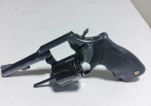 Homem é preso por porte ilegal de arma após tentar fugir pelos telhados em Matozinhos