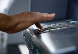 Idoso perde cerca de R$ 17 mil após cair em golpe em Pedro Leopoldo