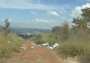 Morador mostra contraste em rua de Pedro Leopoldo e cobra providências; Prefeitura promete ampliar fiscalização