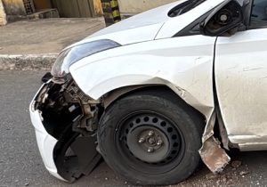 Motociclista fica ferido após bater em carro de aplicativo em Matozinhos