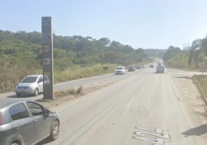 Motociclista fica ferido após colidir com radar na MG-424, em Pedro Leopoldo