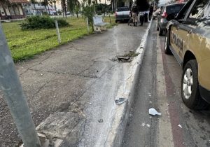 Motorista cochila ao volante e bate em estrutura pública no Centro de Sete Lagoas