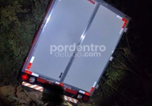 Motorista desvia de motociclista fazendo manobras perigosas e veículo sai da pista em Pedro Leopoldo
