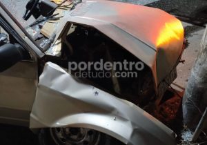 Motorista fica ferido após bater carro em poste durante a madrugada em Sete Lagoas