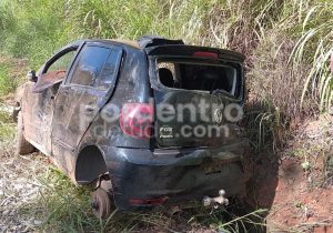 Motorista perde controle ao desviar de animal e carro é saqueado após capotamento em Sete Lagoas