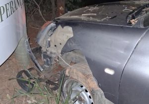 Motorista perde controle ao tentar desviar de animal e bate em cerca em Sete Lagoas