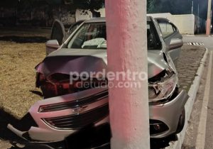 Motorista perde controle, derrapa e bate em poste durante a madrugada em Sete Lagoas