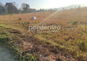 Motorista perde controle do carro e invade pasto às margens da MG em Matozinhos