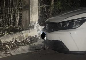 Motorista perde controle e bate carro contra poste em Pedro
