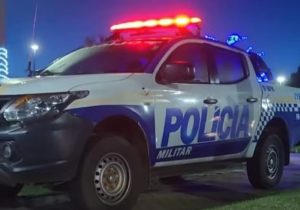 Motorista perde controle em trecho com lama e bate carro contra coqueiro em Matozinhos