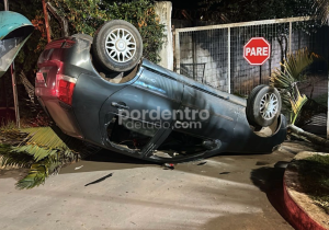 Motorista sem CNH capota carro em frente ao Centro Administrativo