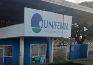 Pais, alunos e professores se unem em apoio à greve no Colégio UNIFEMM em Sete Lagoas
