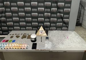 Polícia apreende drogas, dinheiro e balança de precisão em Sete Lagoas
