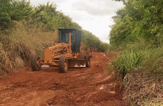 Prefeitura intensifica patrolamento e manutenção de estradas em Mocambeiro Matozinhos