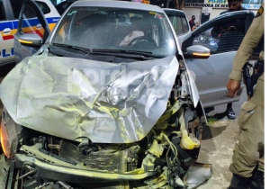 Semáforo apagado termina em batida entre carro e ônibus em