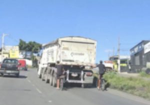 VÍDEO: Ciclistas são flagrados pegando rabeira em caminhões na MG-424 e colocam vidas em risco