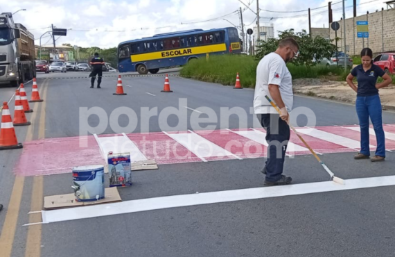 VÍDEO: Faixa de pedestre começa a ser pintada entre os