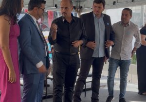 VÍDEO: Governador Mateus Simões entrega simbolicamente chaves de micro-ônibus e vacimóveis durante evento do CISREC