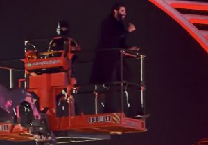 VÍDEO: Gusttavo Lima repete entrada histórica e inicia show sobre o público no Pedro Leopoldo Rodeio Show