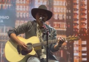 VÍDEO: Marcelinho de Lima presta homenagem a Rick Taveira durante show em Matozinhos