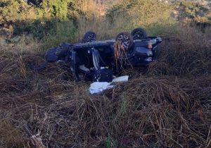 Veículo capota na BR-040 e duas pessoas ficam feridas em Sete Lagoas